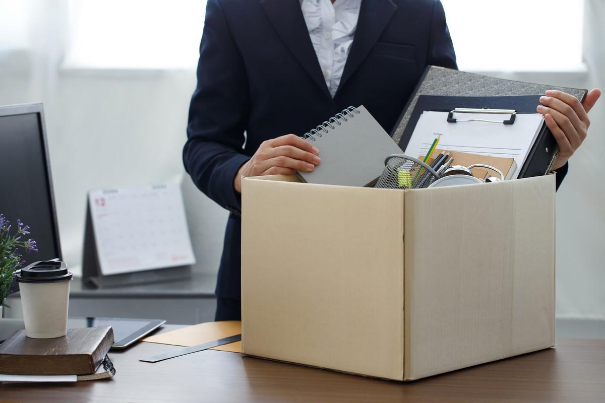 An employee packing her personal belongings from the company.