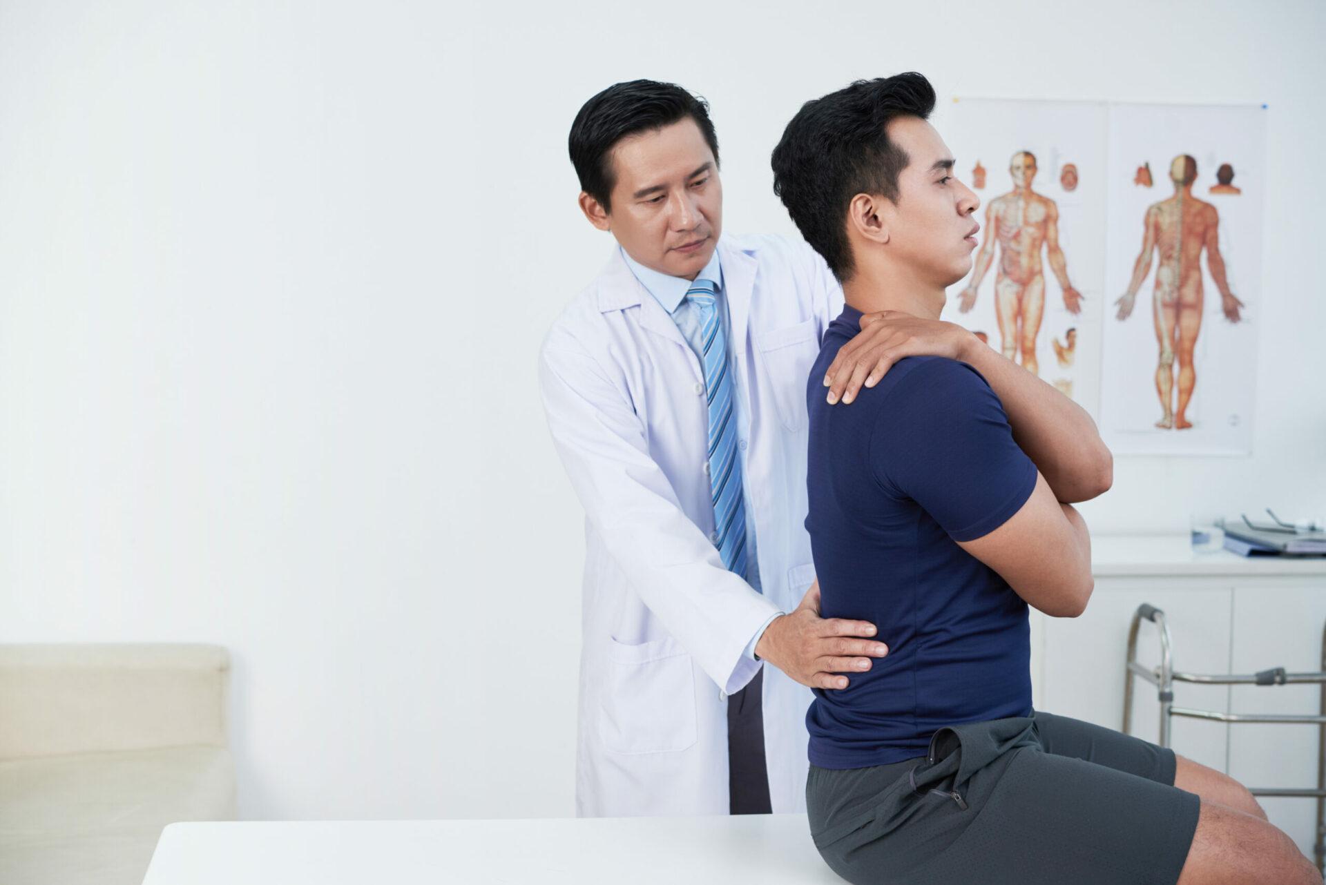  Doctor examining man’s back